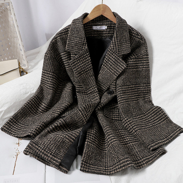 Kockás női gyapjúkabát gombokkal