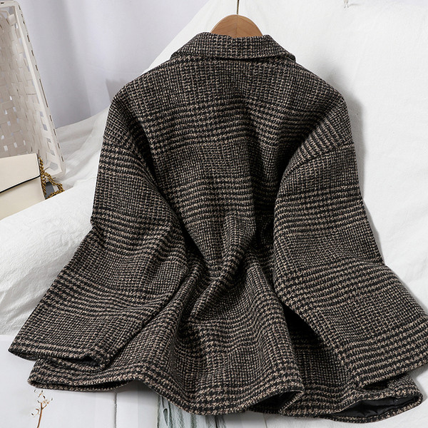 Kockás női gyapjúkabát gombokkal