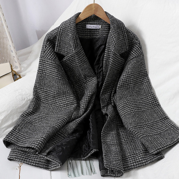 Kockás női gyapjúkabát gombokkal