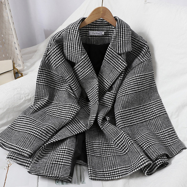 Kockás női gyapjúkabát gombokkal