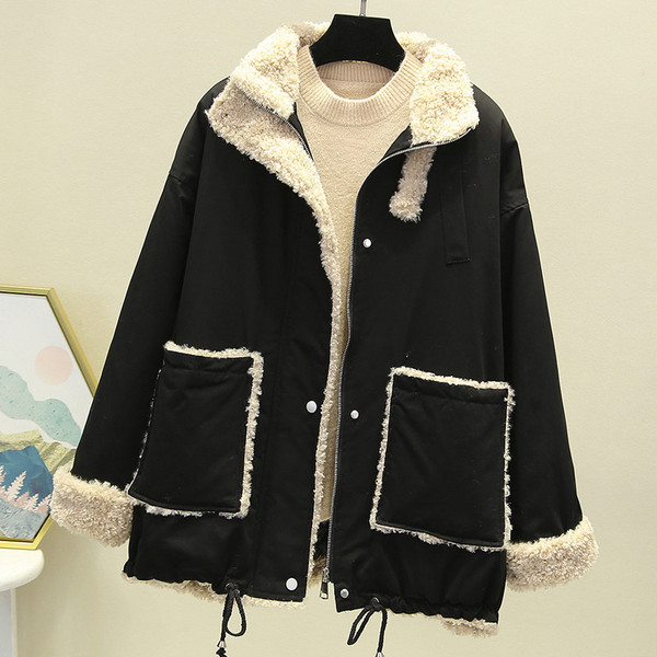 Hosszú női télikabát zsebbel és gombbal