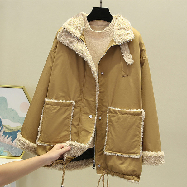 Hosszú női télikabát zsebbel és gombbal