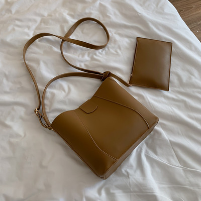 Kényelmes és széles női táska barna és fekete modellben