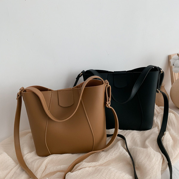 Kényelmes és széles női táska barna és fekete modellben