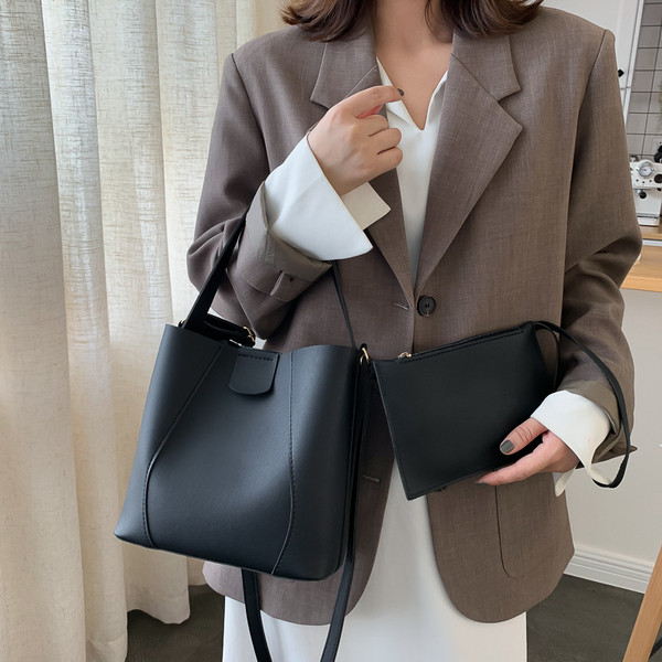 Kényelmes és széles női táska barna és fekete modellben