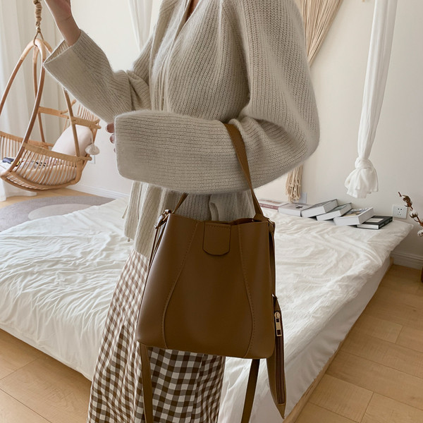 Kényelmes és széles női táska barna és fekete modellben