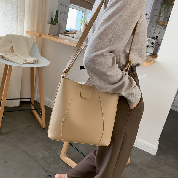 Kényelmes és széles női táska barna és fekete modellben