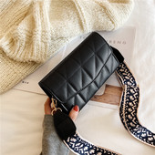 Női mini táska érdekes füllel négy színben: fekete, zöld, világoskék, piros