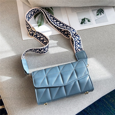 Női mini táska érdekes füllel négy színben: fekete, zöld, világoskék, piros