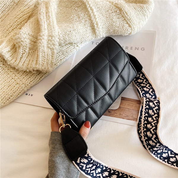 Női mini táska érdekes füllel négy színben: fekete, zöld, világoskék, piros