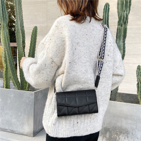 Női mini táska érdekes füllel négy színben: fekete, zöld, világoskék, piros