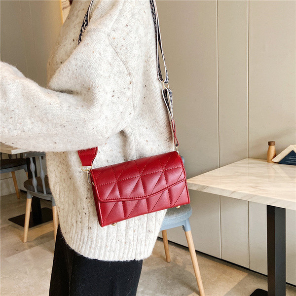 Női mini táska érdekes füllel négy színben: fekete, zöld, világoskék, piros