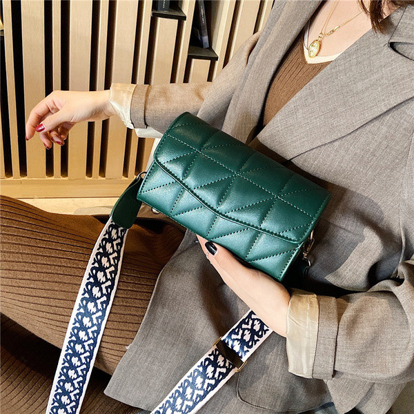 Női mini táska érdekes füllel négy színben: fekete, zöld, világoskék, piros