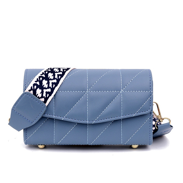 Női mini táska érdekes füllel négy színben: fekete, zöld, világoskék, piros