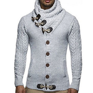 Ležeran muški prsluk s visokim ovratnikom i gumbima