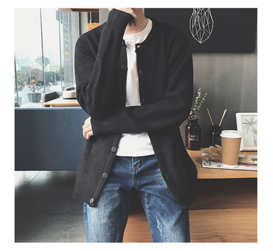 Muški pleteni prsluk s gumbima i okruglim izrezom