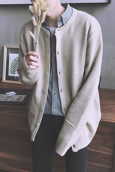 Muški pleteni prsluk s gumbima i okruglim izrezom