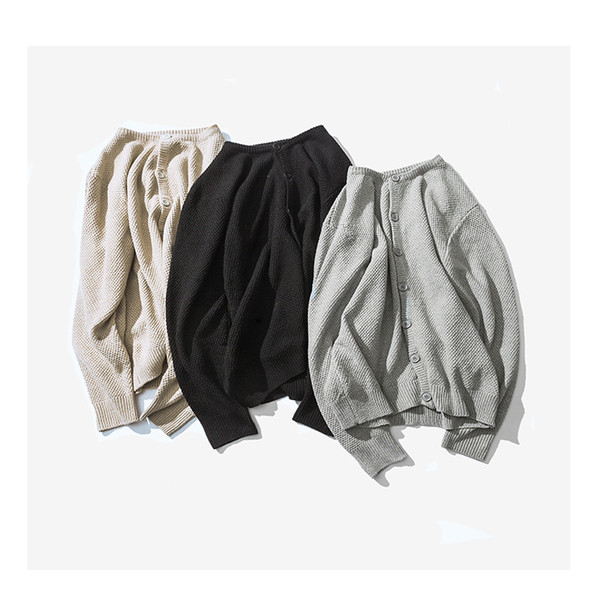 Muški pleteni prsluk s gumbima i okruglim izrezom