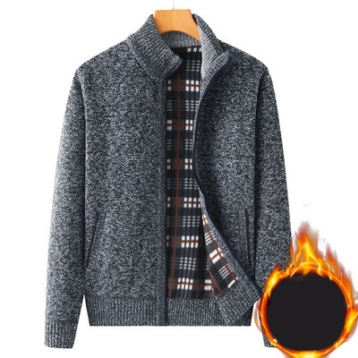 Moderan muški prsluk s patentnim zatvaračem i visokim ovratnikom s džepovima