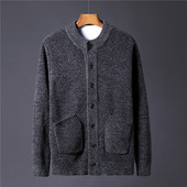 Férfi kötött mellény gombokkal és zsebekkel