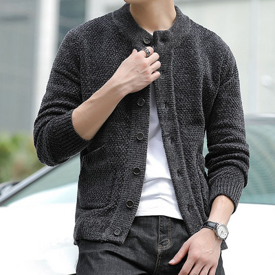 Férfi kötött mellény gombokkal és zsebekkel