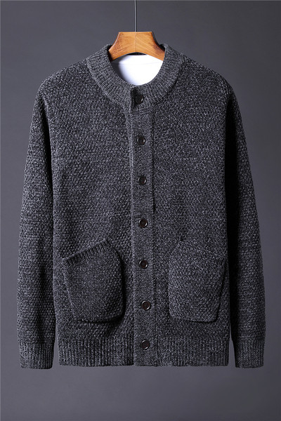 Férfi kötött mellény gombokkal és zsebekkel