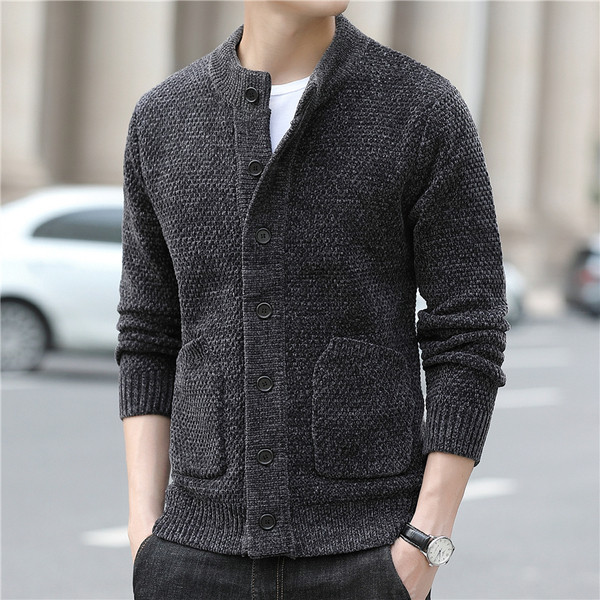 Férfi kötött mellény gombokkal és zsebekkel