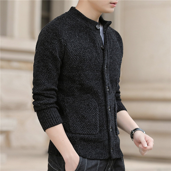 Férfi kötött mellény gombokkal és zsebekkel