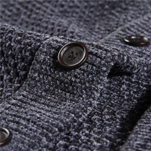 Férfi kötött mellény gombokkal és zsebekkel