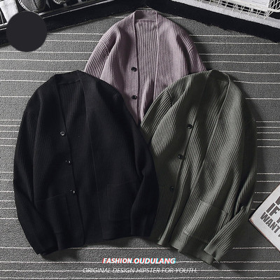 Új modell férfi kötött mellény zsebekkel és spitz nyakkivágással