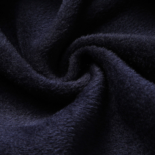 Modern férfi mellény ovális nyakkivágással és puha béléssel