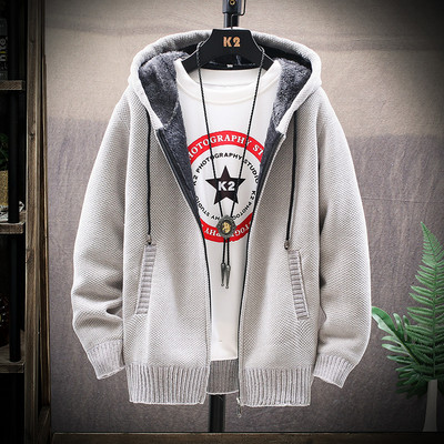 Įprasta vyriška liemenė su minkštu pamušalu ir gobtuvu