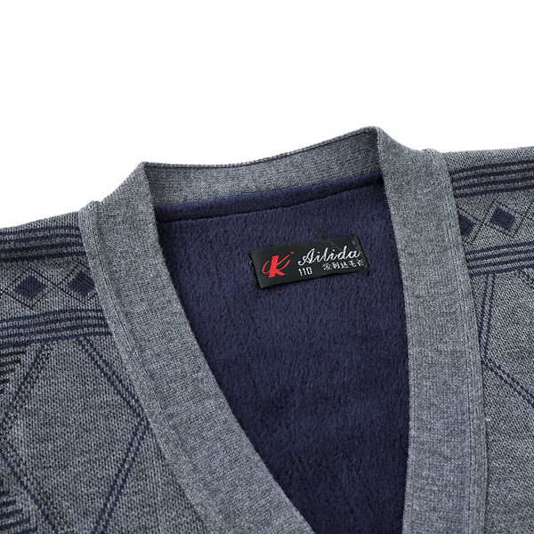 Pleteni muški kardigan s V-izrezom i gumbima