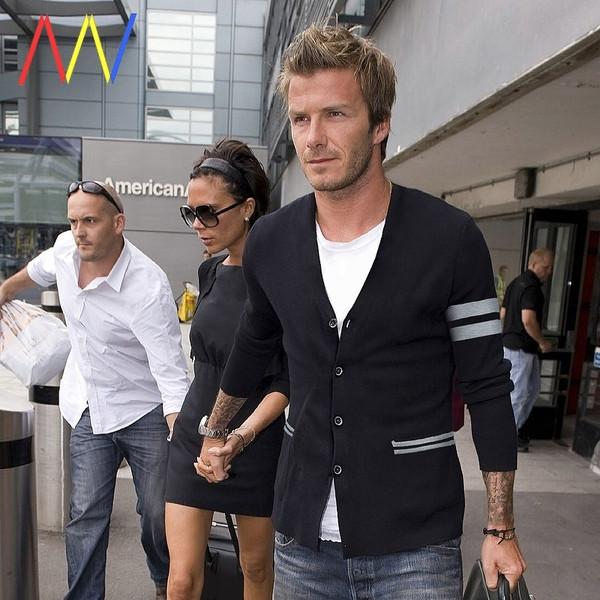 Testre szabott férfi mellény gombokkal és zsebekkel