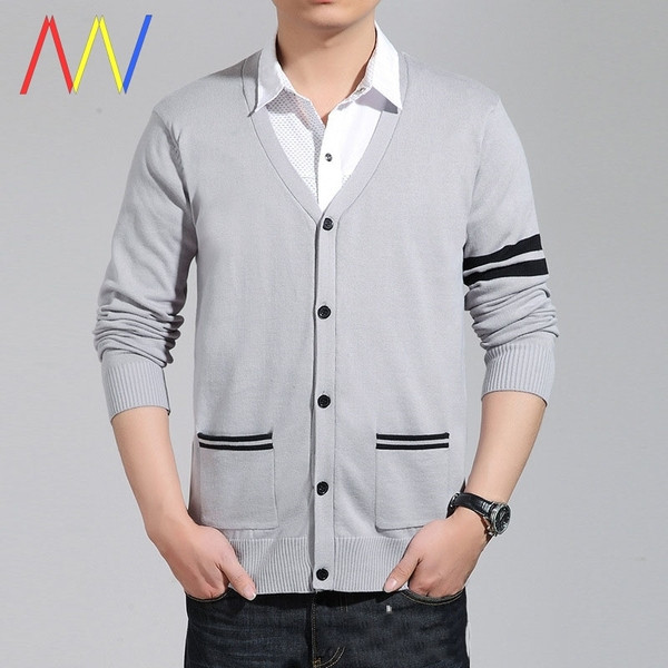 Testre szabott férfi mellény gombokkal és zsebekkel