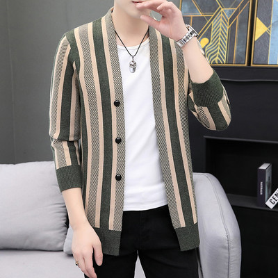 Csíkos férfi mellény gombokkal és V-nyakkal