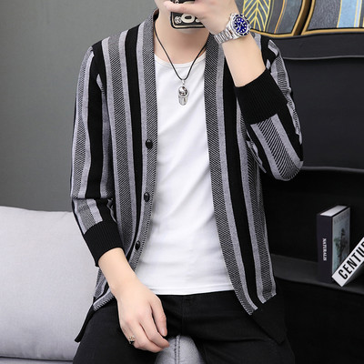 Csíkos férfi mellény gombokkal és V-nyakkal