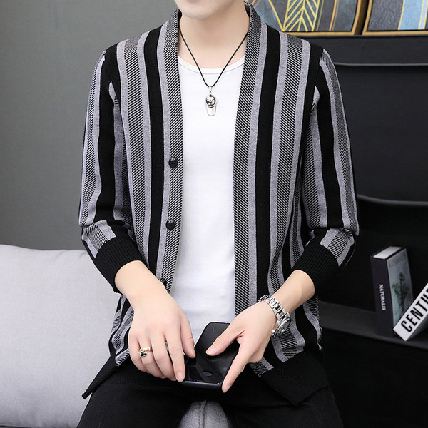 Csíkos férfi mellény gombokkal és V-nyakkal