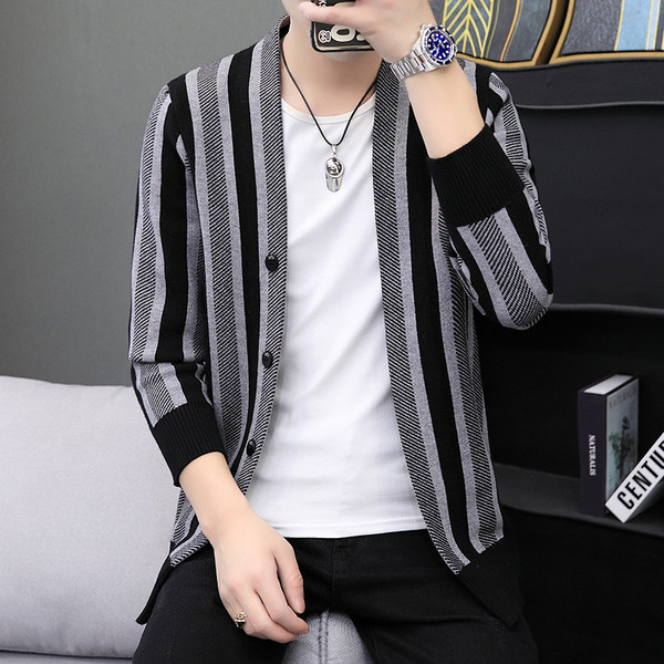 Csíkos férfi mellény gombokkal és V-nyakkal