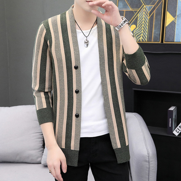 Csíkos férfi mellény gombokkal és V-nyakkal