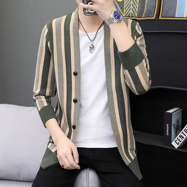 Csíkos férfi mellény gombokkal és V-nyakkal