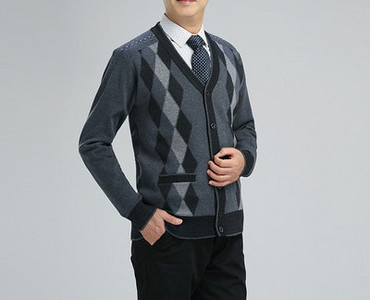 Új modell kötött férfi mellény gombokkal és spitz nyakkivágással