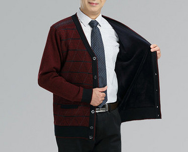 Új modell kötött férfi mellény gombokkal és spitz nyakkivágással