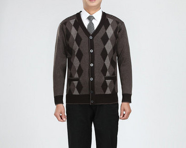 Új modell kötött férfi mellény gombokkal és spitz nyakkivágással