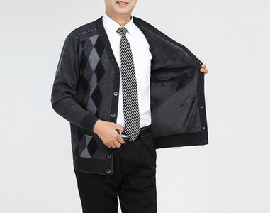 Új modell kötött férfi mellény gombokkal és spitz nyakkivágással