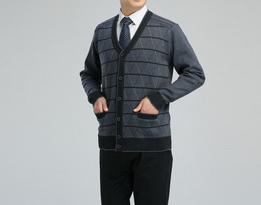 Új modell kötött férfi mellény gombokkal és spitz nyakkivágással