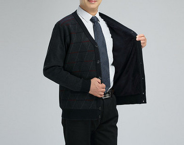 Új modell kötött férfi mellény gombokkal és spitz nyakkivágással