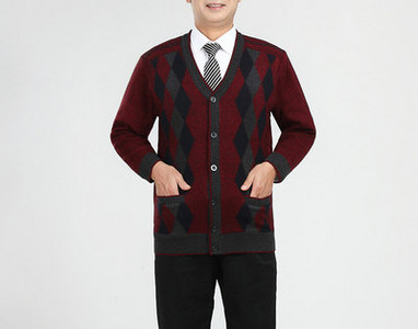 Új modell kötött férfi mellény gombokkal és spitz nyakkivágással