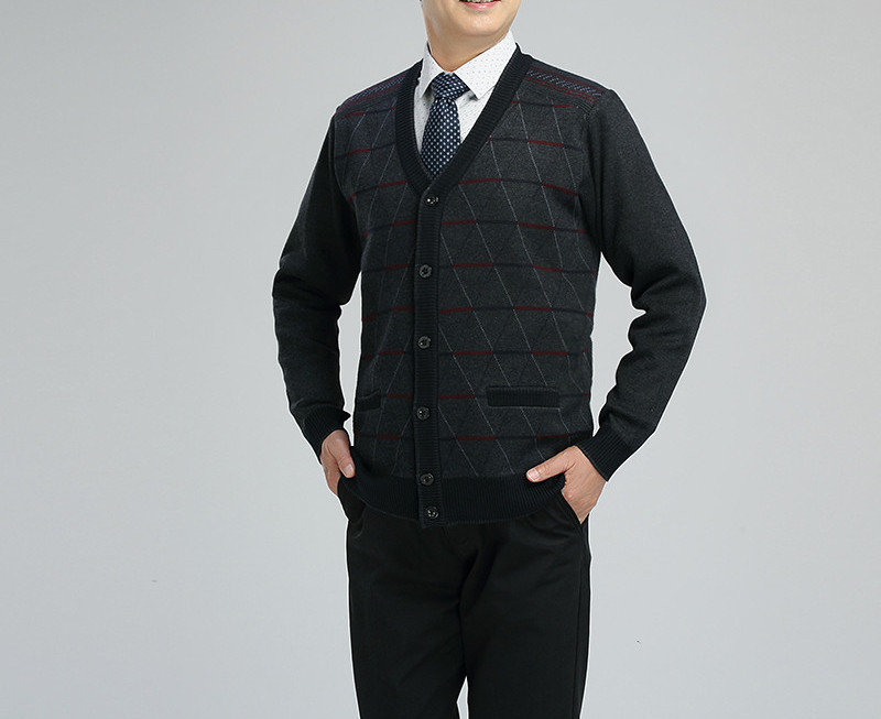 Új modell kötött férfi mellény gombokkal és spitz nyakkivágással