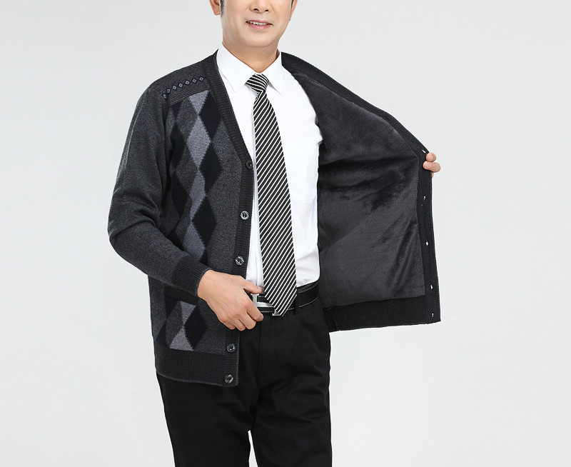 Új modell kötött férfi mellény gombokkal és spitz nyakkivágással